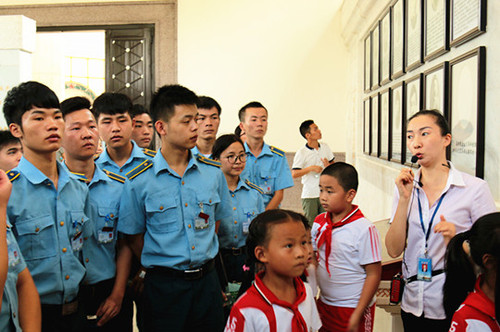 长沙航院学子瞻仰烈士纪念抗战胜利71周年